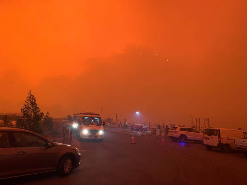 El cielo se pone rojo mientras los incendios forestales continúan en Mallacoota, Victoria