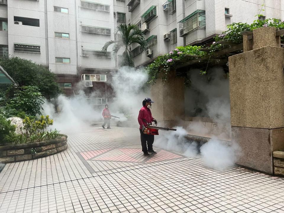 登革熱防疫工作繁重，陳其邁要求擴大進用人力。（圖：高雄市衛生局提供）