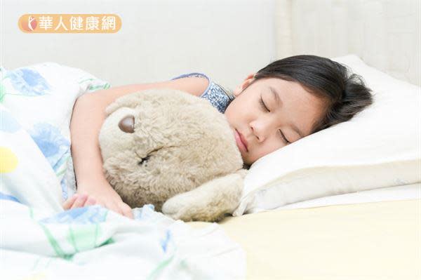 晚上10點至凌晨2點是生長激素分泌的高峰期，因此兒童應保持正常作息與充足睡眠，才能增加長高機會。