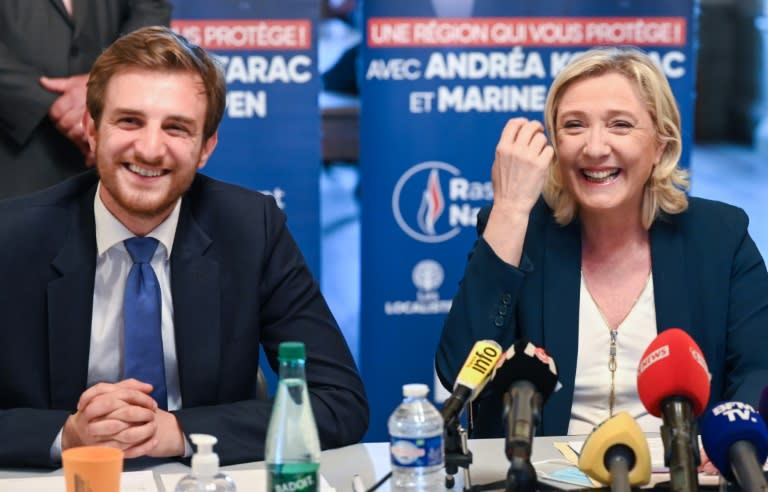 Andréa Kotarac, président du groupe RN au Conseil régional d'Auvergne-Rhône-Alpes, et Marine Le Pen, cheffe des députés RN, lors de la campagne pour les régionales, le 3 juin 2021 à Saint-Chamond, dans la Loire (PHILIPPE DESMAZES)