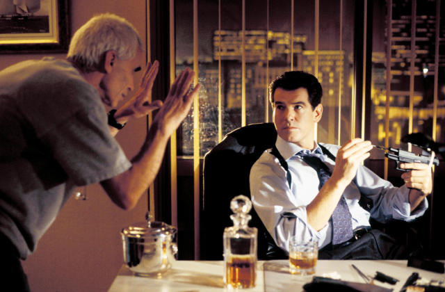 Lee Tamahori and Pierce Brosnan on the set of <em>Die Another Day</em>. (Alamy)