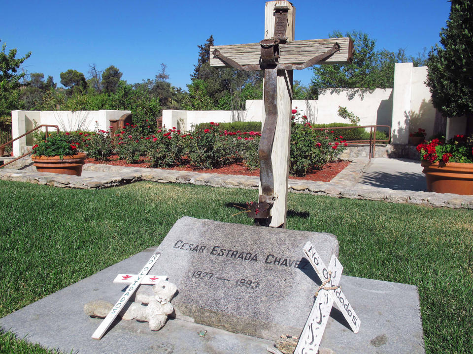 Foto del 2 de octubre del 2012 de la tumba del líder sindical chicano César Chávez en Keene, California. El sitio donde nació Chávez en Yuma, Arizona, está prácticamente abandonado. (AP Photo/Gosia Wozniacka, File)