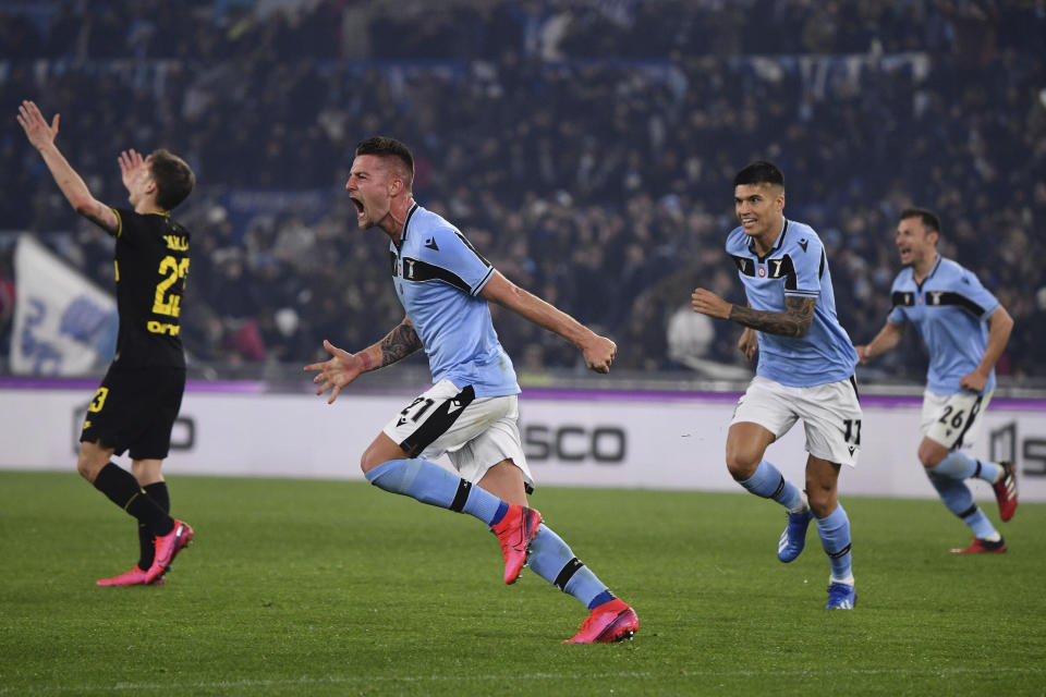 Sergej Milinkovic-Savic de la Lazio celebra el gol del triunfo de su equipo sobre el Inter de Milán con el que su equipo sube a la segunda posición de la Serie A el domingo 16 de febrero del 2020. (Alfredo Falcone/LaPresse via AP)