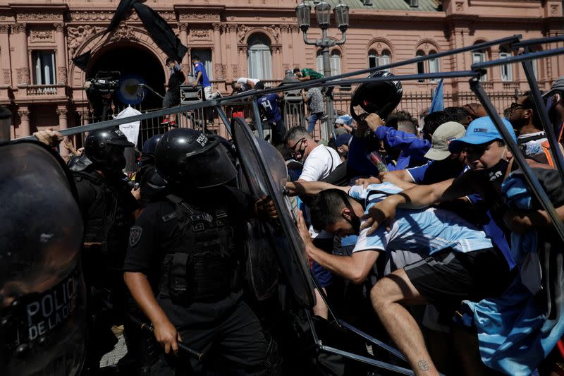 Foto del jueves de policías tratando de dispersar a la gente que se reunió frente a la Casa Rosada para despedir a Diego Maradona
