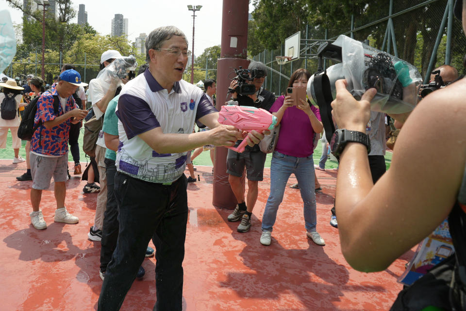 政務司副司長卓永興短暫現身玩水槍，與市民互射。