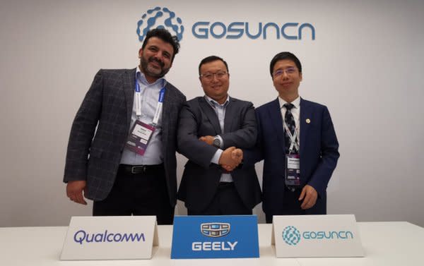 Qualcomm Technologies產品管理高級副總裁 Nakul Duggal（左），吉利科技板塊旗下億咖通科技副總裁 李璞（中），高新興科技集團董事長 劉雙廣（右）