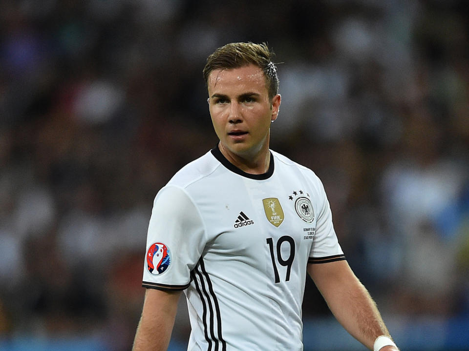 Mario Götze feiert seinen ersten Vatertag. Er und seine Frau Ann-Kathrin Götze sind Eltern des kleinen Rome. (Bild: Marcel Paschertz/shutterstock.com)