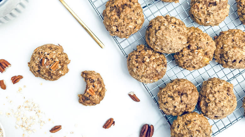 pecan cookies on wire rack