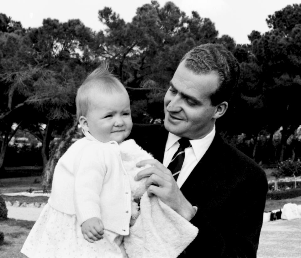 El 13 de junio de 1965 nació la infanta Cristina, a la que vemos en brazos de su padre en esta foto tomada en los jardines de la Zarzuela. (Foto: Gianni Ferrari / Getty Images)