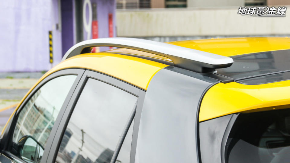 Stonic GT-Line試駕車採用穹蒼灰與雲雀黃雙色搭配。(攝影/ 陳奕宏)