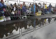 Decenas de miles de fervientes católicos en Ecuador acamparon durante la noche desafiando el frío, el viento y la lluvia para asistir el martes a una misa masiva del Papa Francisco en Quito. Las autoridades declararon día festivo en la ciudad por la homilía, a la que se espera que asista un millón de personas. Miles de peregrinos de distintos puntos del país llegaban al Parque Bicentenario de la capital del país para esperar al Pontífice. Unas 800.000 personas ya estaban congregadas, muchos cantando y orando después de que la lluvia amainase y el sol asomara. Francisco, de 78 años, se encuentra en Ecuador como parte de una gira de una semana que también le llevará a Bolivia y Paraguay, tres de los países más pobres de su Sudamérica natal. REUTERS/Guillermo Granja