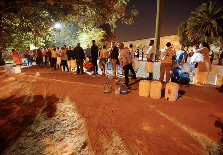 People queue to collect water from a spring in the Newlands suburb as fears over the city's water crisis grow in Cape Town, South Africa, January 25, 2018. REUTERS/Mike Hutchings