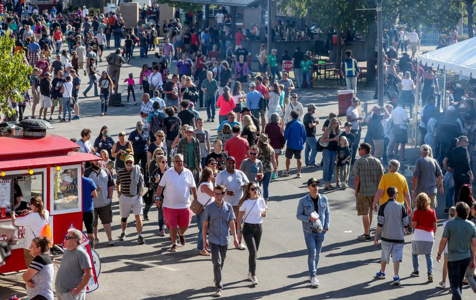 Large crowds begin to form on the last day of Summerfest.