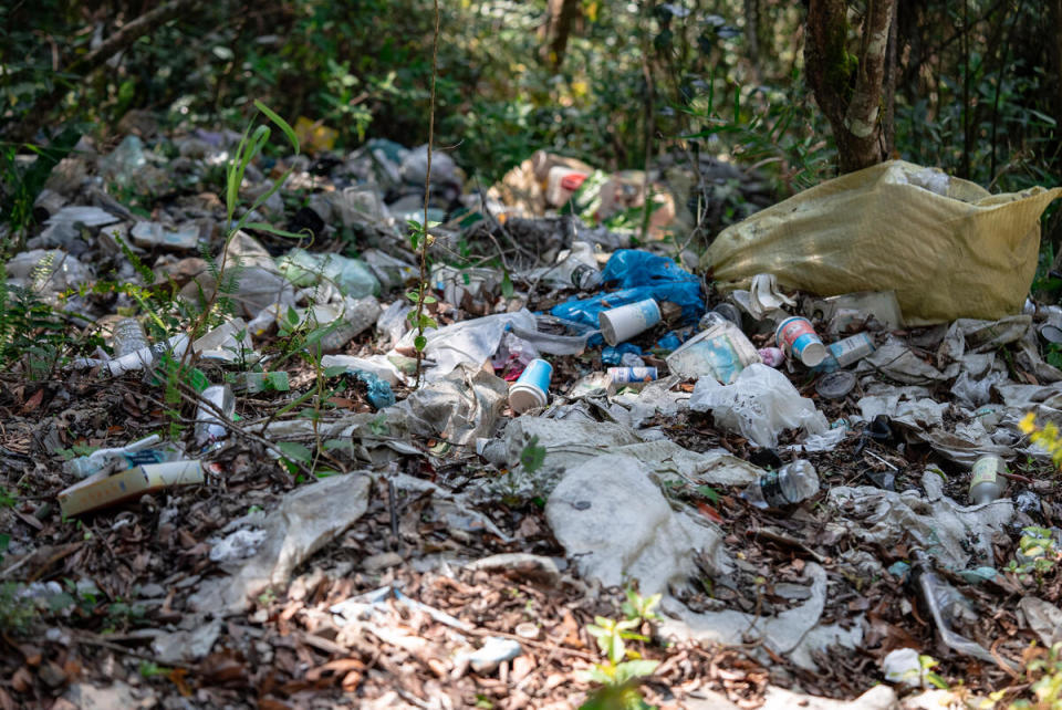 2022年，綠色和平帶領行動者志工前往南投山區，用繩索垂降的方式清理難以觸擊的垃圾，一天之內清出500公斤廢棄物，其中塑膠瓶、塑膠包裝、塑膠餐具為大宗。