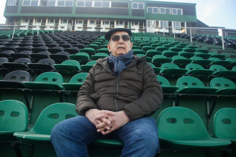 Tito Guerra es a los 86 años presidente del club Nueva Chicago; aquí, en la platea del Verdinegro, puntero en la Zona B de la Primera Nacional