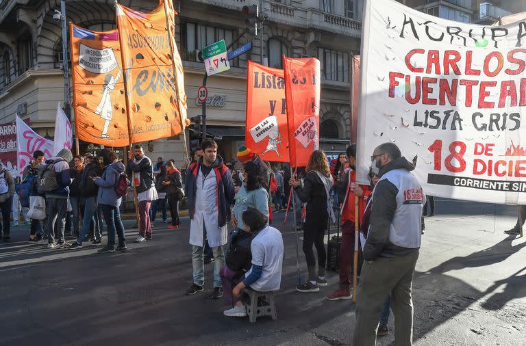 Docentes porteños nucleados en la Unión de Trabajadores de la Educación (UTE) y la Asociación de Docentes de Enseñanza Media y Superior (Ademys) realizan hoy un paro de actividades en rechazo a la decisión del Gobierno porteño de realizar un día sábado las jornadas de capacitación denominadas EMI. A las 8hs se concentraron en Corrientes y Callao y ofrecieron una conferencia de prensa.