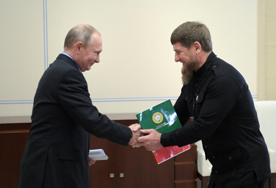 El presidente de Rusia, Vladimir Putin, se re&#xfa;ne con el l&#xed;der checheno Ramzan Kadyrov en Mosc&#xfa;. (Sputnik/Alexei Druzhinin/Kremlin v&#xed;a REUTERS)