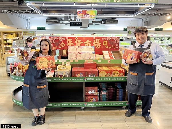 板橋農會超市內年貨專區提供全國各地農漁會精選禮盒。（圖：新北市農業局提供）