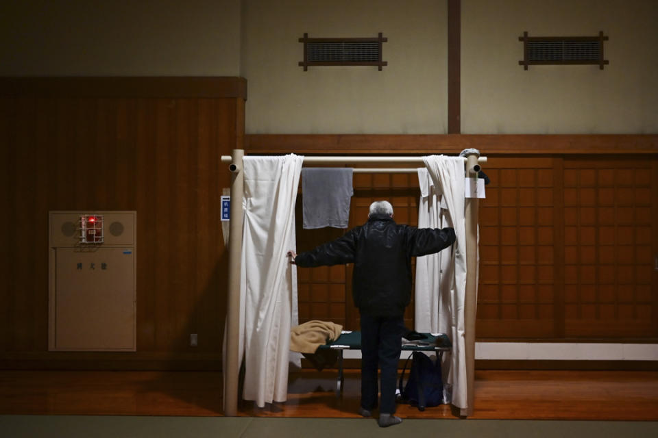 2020年4月13日，日本神奈川縣政府安排一些無家可歸的人在柔道體育館休息。