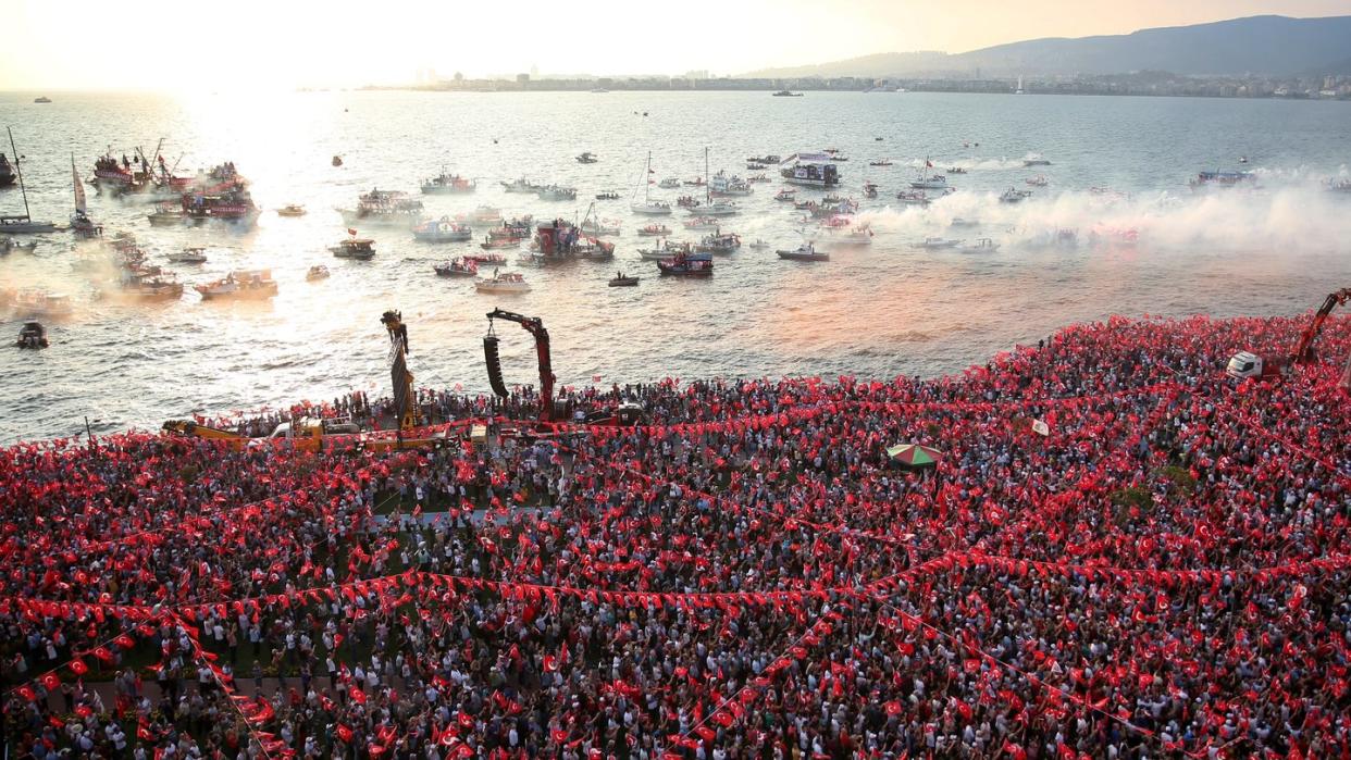 Tausende Menschen nehmen an einer Wahlkampfveranstaltung von Muharrem Ince, dem Präsidentschaftskandidaten der Oppositionspartei CHP, in Izmir teil. Foto: Emre Tazegul/AP