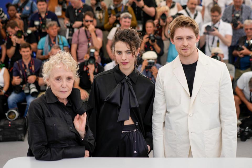 Claire Denis, Margaret Qualley and Joe Alwyn at ‘Stars at Noon’ photocall (AP)