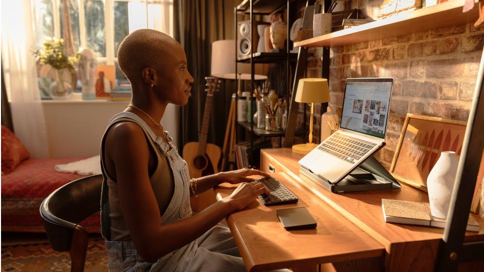 Woman using the Logitech Casa while sitting at a desk