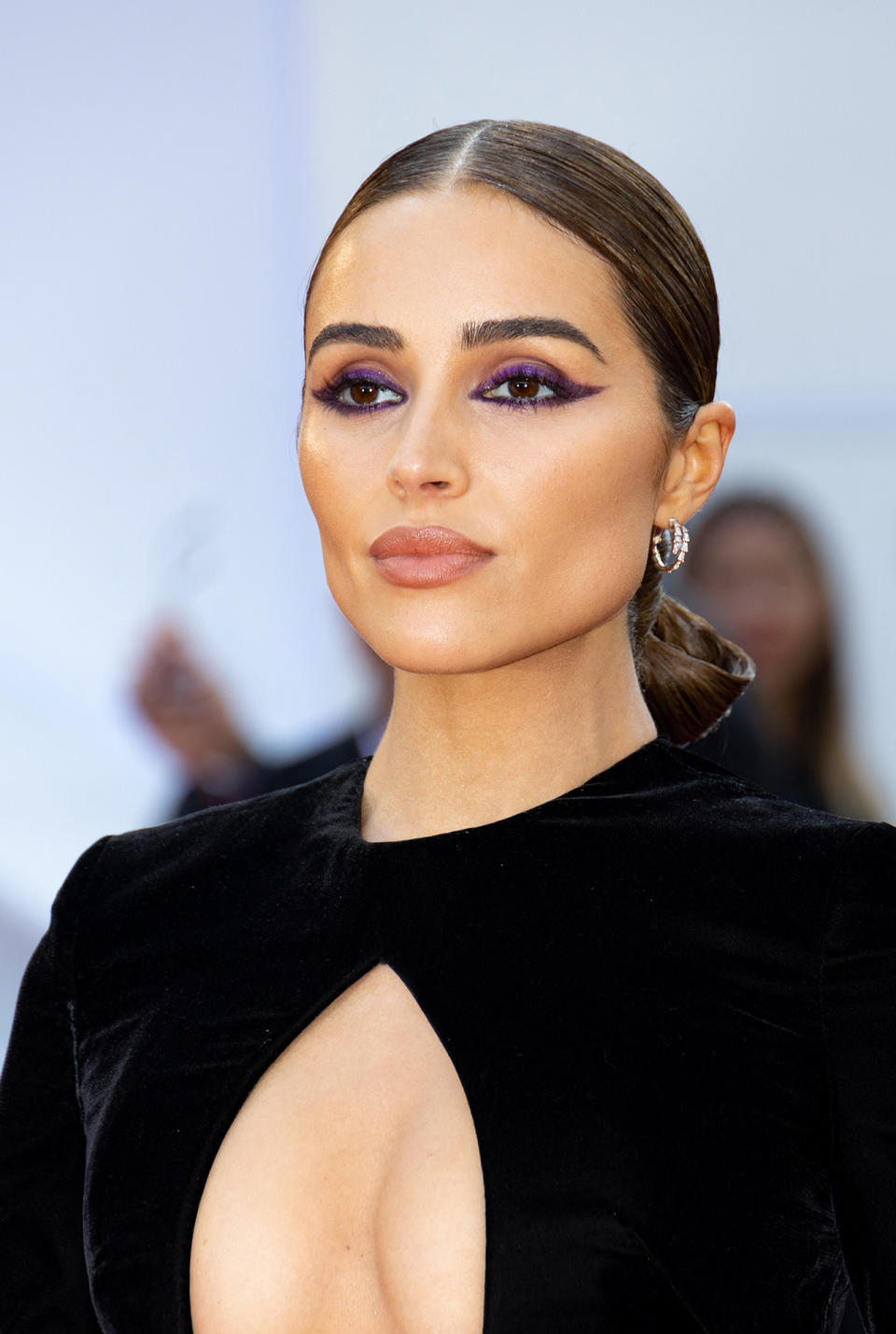 Le chignon graphique d'Olivia Culpo au Festival de Cannes 2023