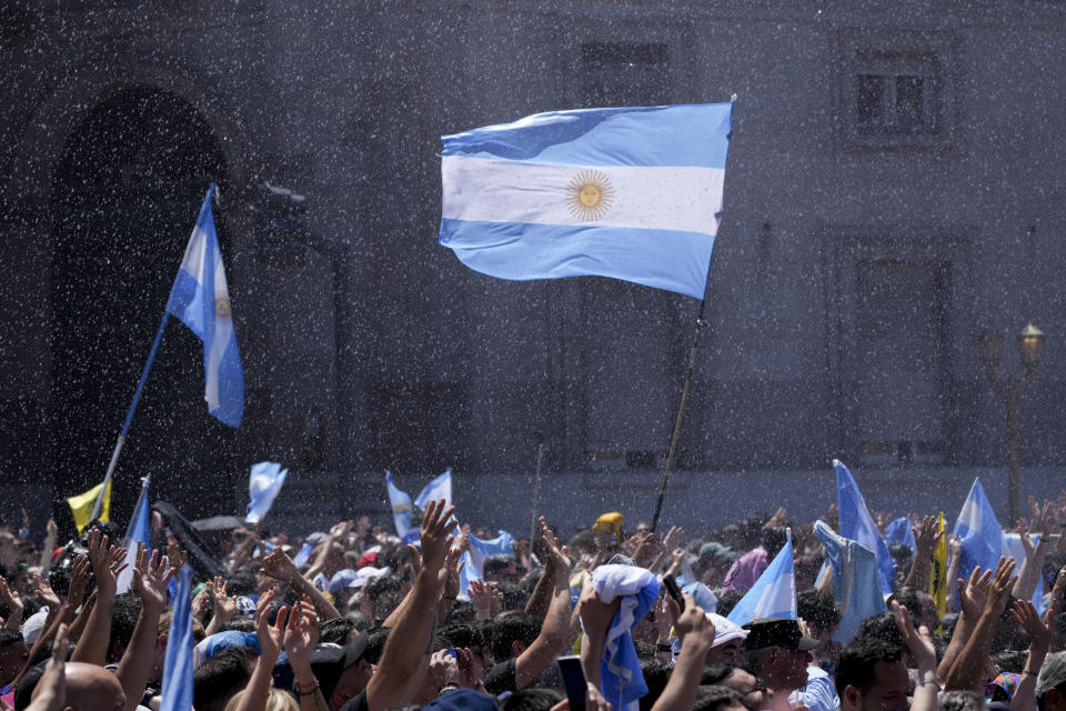 Bomberos lanzan agua a los partidarios del nuevo presidente de Argentina, Javier Milei, congregados en el exterior del palacio de gobierno tras su toma de posesión del cargo, en Buenos Aires, Argentina, el 10 de diciembre de 2023. Durante su discurso inaugural, Milei presentó cifras que, según dijo, mostraban el alcance de la "emergencia" económica de la nación y trató de preparar a la población para un ajuste de choque con drásticos recortes del gasto público. (AP Foto/Matilde Campodonico)