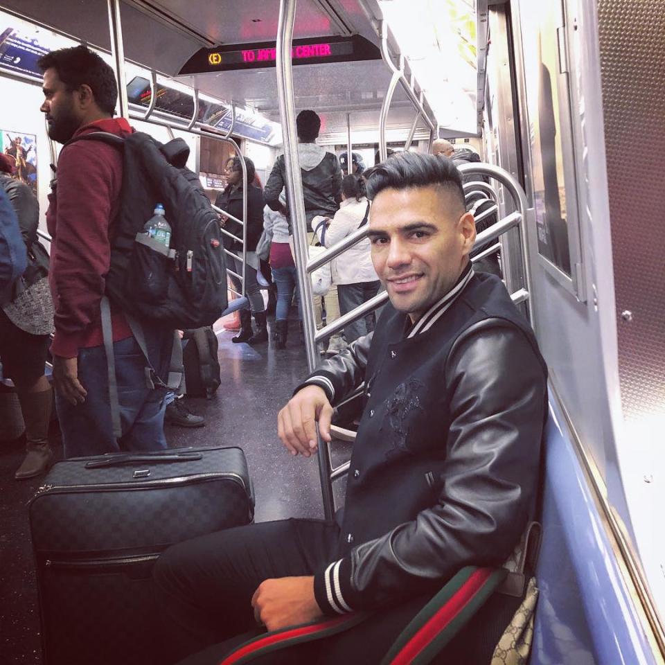 Tras el partido de Colombia contra Costa Rica, Radamel Falcao se fue en el metro de Nueva York para el aeropuerto JFK. <a href="https://www.instagram.com/falcao/" rel="nofollow noopener" target="_blank" data-ylk="slk:Foto: Falcao/Instagram;elm:context_link;itc:0;sec:content-canvas" class="link ">Foto: Falcao/Instagram</a>