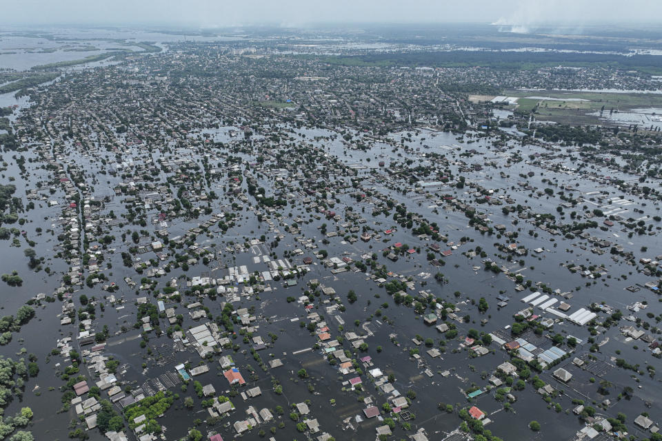 En la imagen, el agua cubre viviendas en la inundada localidad de Oleshky, Ucrania, el 10 de junio de 2023. Las masivas inundaciones causadas por la destrucción de la represa de Kajovka el 6 de junio han arrasado pueblos situados río abajo en ambas orillas del Dniéper, en la región de Jersón, que está en la línea del frente de la guerra. Rusia y Ucrania se acusan mutuamente de provocar el colapso. (AP Foto/Evgeniy Maloletka)