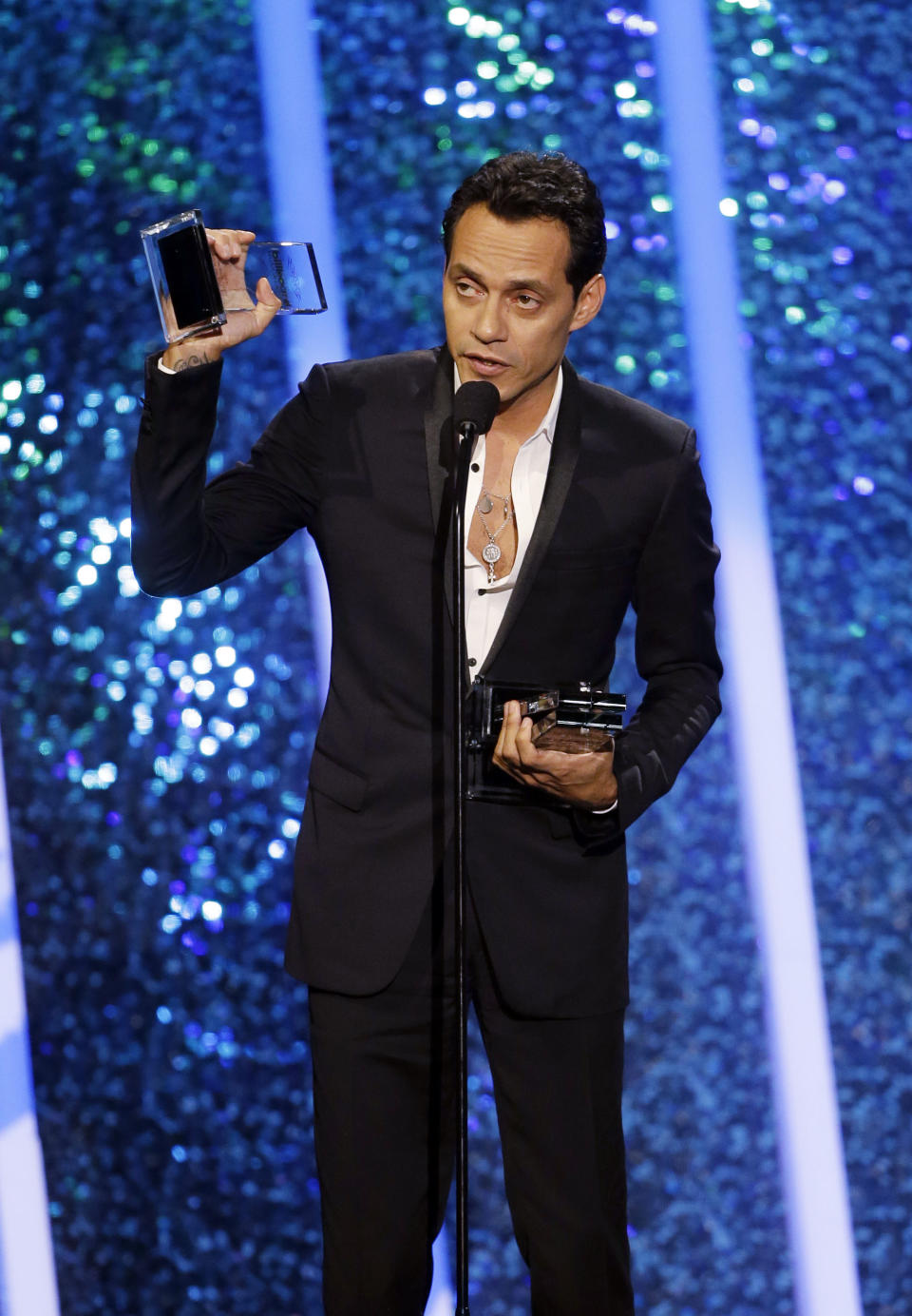 Marc Anthony acepta el Premio Billboard de la Música Lagtino a la canción pop del año, por "Vivir mi vida", el jueves 24 de abril del 2014 en Coral Gables, Florida. (AP Foto/Lynne Sladky)