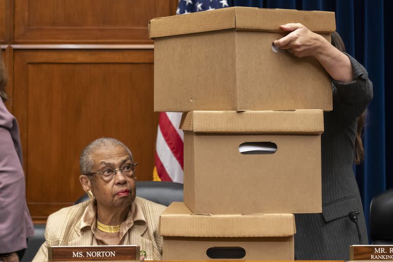 Del. Eleanor Holmes Norton, D-D.C., mira como las cajas se apilan a su lado durante una investigación de la Comisión de Supervisión de la Cámara sobre la destitución del presidente Joe Biden, el jueves 28 de septiembre de 2023, en el Capitolio en Washington. (AP Photo/Jacquelyn Martin)