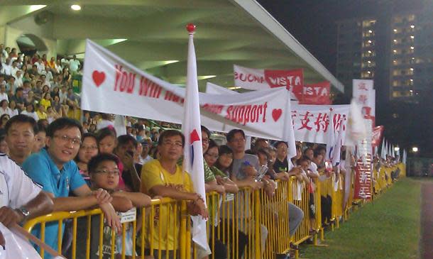 Residents from Buona Vista, where PAP East Coast GRC team leader Lim Swee Say served in previously, threw their weight behind him with their presence, complete with banners and flags. (Yahoo! photo / Jeanette Tan)