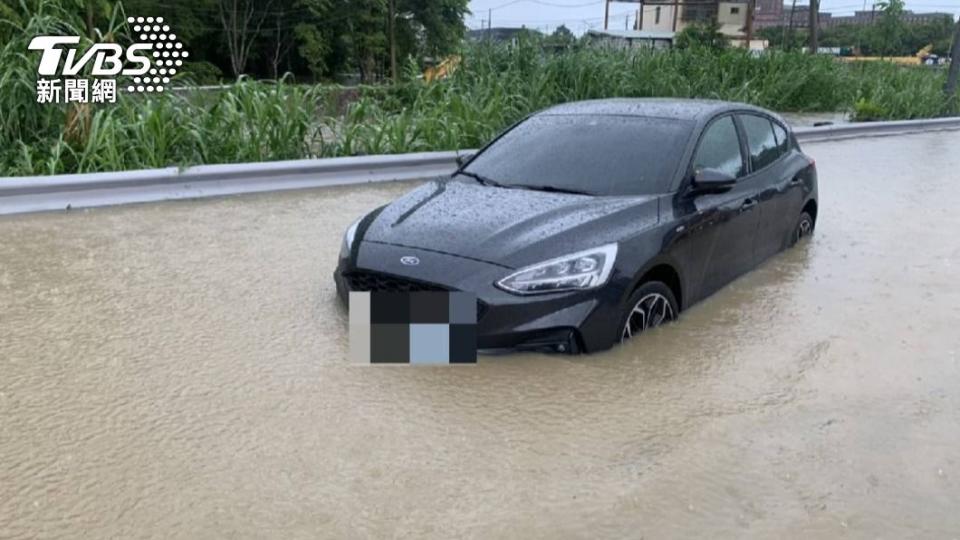 如果是一般低底盤轎車，判斷水深就要更為保守一點。(圖片來源/ TVBS)