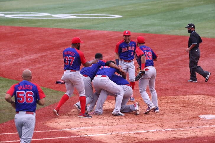 Foto del sábado de los jugadores de República Dominicana celebratando el bronce en el béisbol de los Juegos de Tokio.