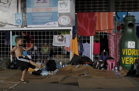 A Cuban migrant boy plays with a ball at the border post with Panama in Paso Canoas, Costa Rica November 14, 2015. REUTERS/Juan Carlos Ulate