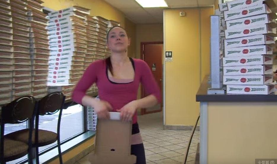 渥太華披薩店中摺披薩盒的女孩意外爆紅。（翻攝自 Breanna Gray Youtube）