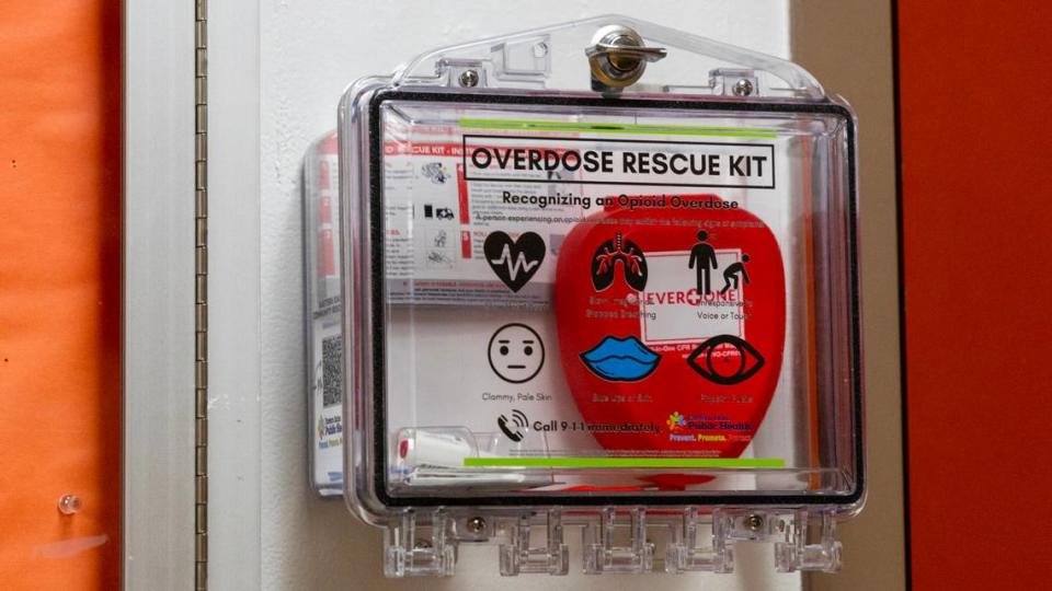 Un kit de rescate en caso de sobredosis está instalado en la pared afuera de la oficina del director en Salmon High School, el 30 de abril de 2023. El kit, proporcionado por Eastern Idaho Public Health, contiene naloxona (Narcan) para usar como tratamiento de salvamento en caso de una sobredosis de opioides. Algunos ejemplos de opioides son la oxicodona, la metadona y el fentanilo.