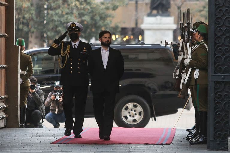 El presidente chileno, Gabriel Boric, a su llegada al Palacio de La Moneda. DIEGO MARTIN/AGENCIAUNO