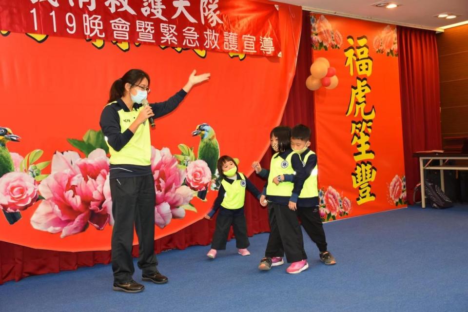新竹縣消防局隊員楊惠如帶著3子女一起宣導。（楊惠如提供）