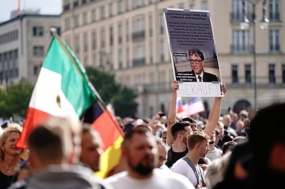 Ein Teilnehmer hält ein Plakat von Bill Gates und dem Schriftzug Gekauft! vor einer Demonstration gegen die Corona-Maßnahmen.<span class="copyright">Kay Nietfeld / dpa</span>