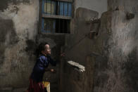 <p>Una niña extrae agua de un pozo en la casa de Ahmed al-Kawkabani, líder de la unidad de resistencia del sur en Hodeida (Yemen). (Foto: Nariman El-Mofty / AP). </p>