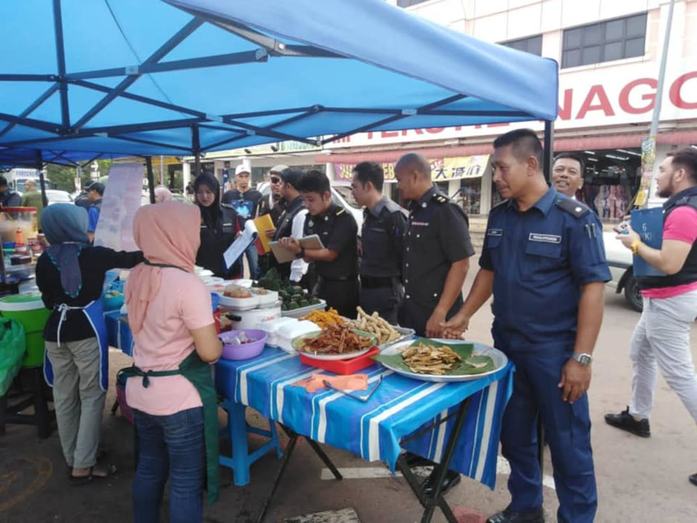 Segamat Municipal Council personnel conducting checks on a food stall May 15, 2019. — Picture from Facebook/Majlis Perbandaran Segamat