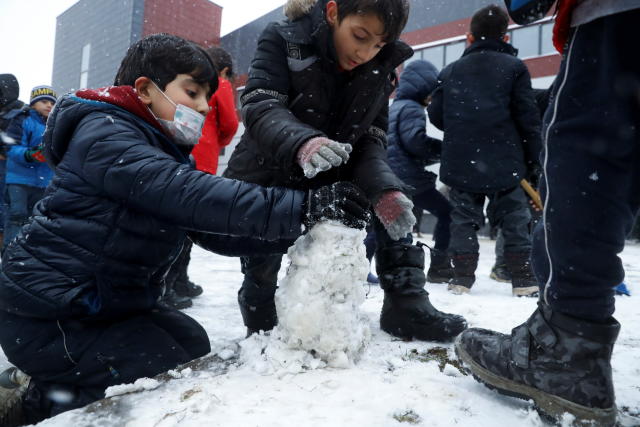 Niña Caucásica En Ropa De Invierno Que Juega En La Nieve Fotos, retratos,  imágenes y fotografía de archivo libres de derecho. Image 50949273