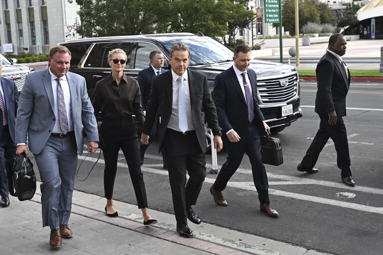 Lachlan Murdoch, en el centro, y su esposa Sarah llegan al Tribunal del Segundo Distrito Judicial en Reni, Nev. el lunes 16 de septiembre de 2024. (AP Photo/Andy Barron)