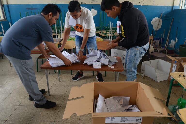 Los trabajadores electorales cuentan los votos en un colegio electoral durante un referéndum sobre medidas más duras contra el crimen organizado en Guayaquil, Ecuador, el 21 de abril de 2024.