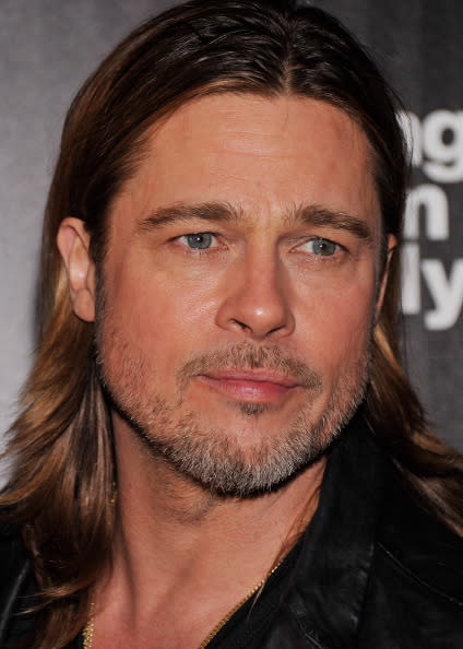 Brad Pitt. Por increíble que parezca, Brad Pitt tuvo que cubrir su rostro para desempeñarse en uno de sus primeros trabajos como botarga de la cadena de restaurantes El Pollo Loco. Poco después se convertiría en chofer de limusina para llevar stripers a las fiestas. Sus funciones incluían cobrar, poner la música y reunir la ropa de las bailarinas.