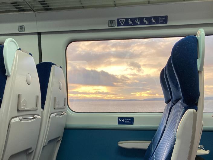 Widok z okna pociągu w Szkocji.