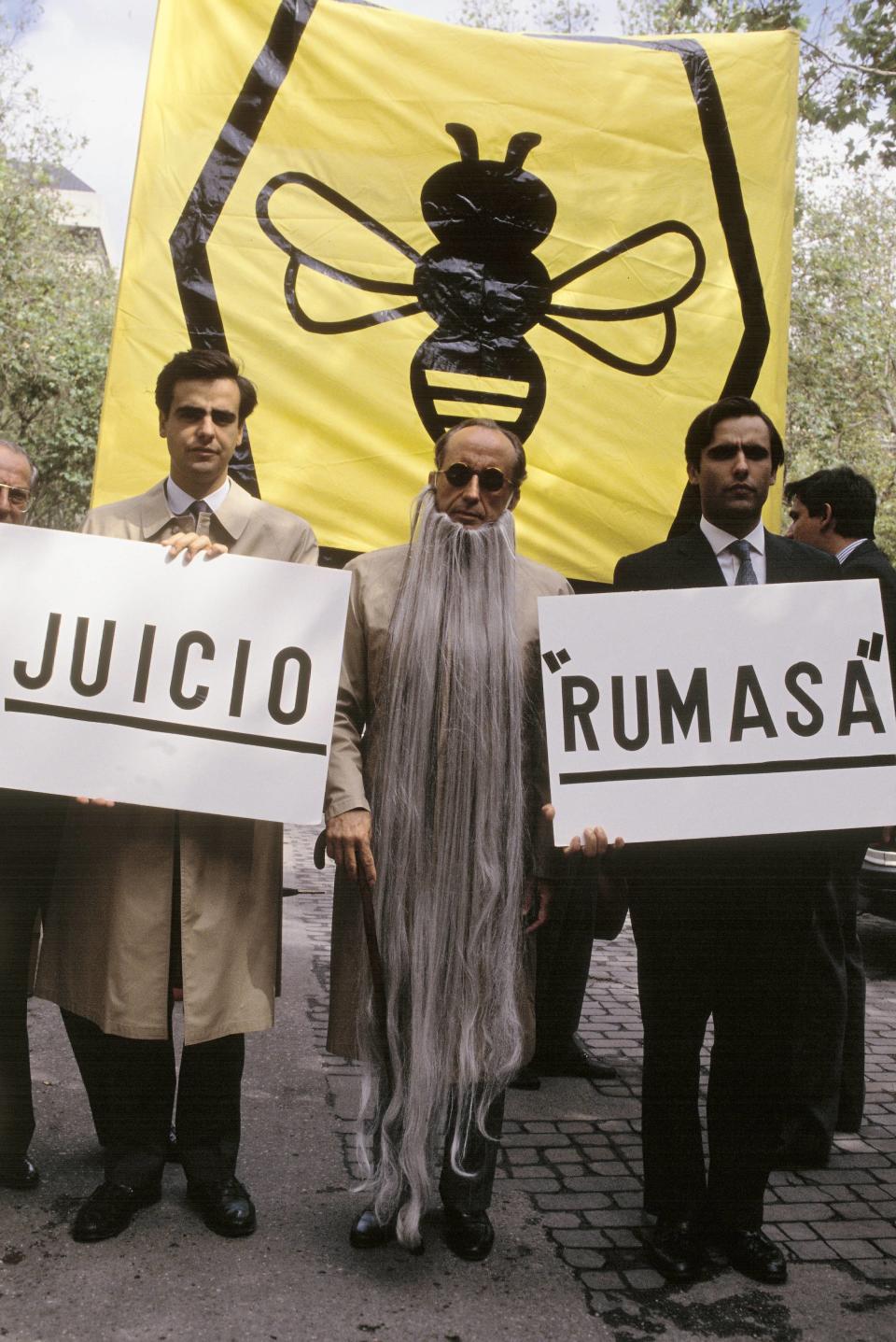 El día que José María Ruiz Mateos protestó disfrazado en los aledaños del Tribunal Supremo la expropiación de Rumasa. Foto: Rafa Samano/Cover/Getty Images.