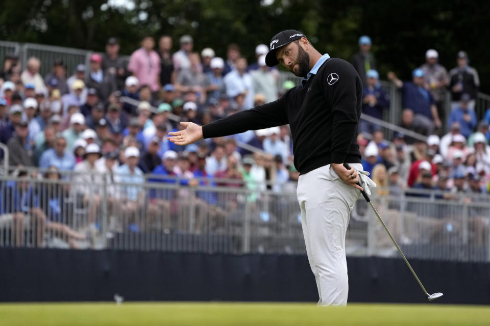 Jon Rahm, de España, reacciona después de un putt en el hoyo 11 durante la tercera ronda del torneo de golf US Open en The Country Club, el sábado 18 de junio de 2022 en Brookline, Massachusetts. (Foto AP/Charles Krupa)